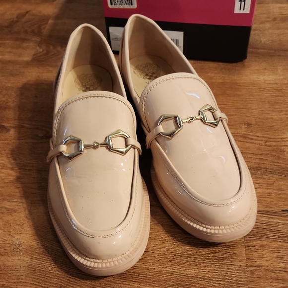 Elegant Cream Loafers with Gold Accents - Picture 1 of 4